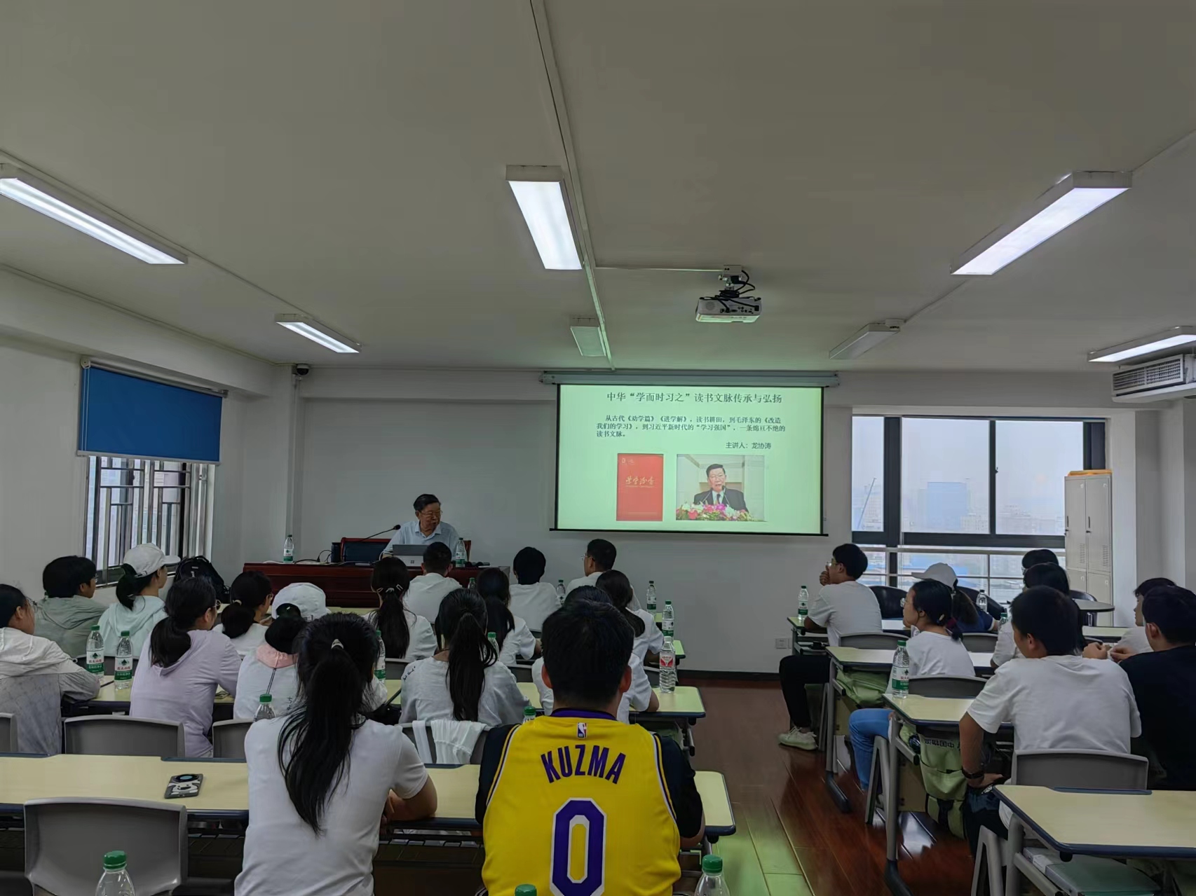 “筑梦物流”孝昌县优秀中学生夏令营北大教授见面会